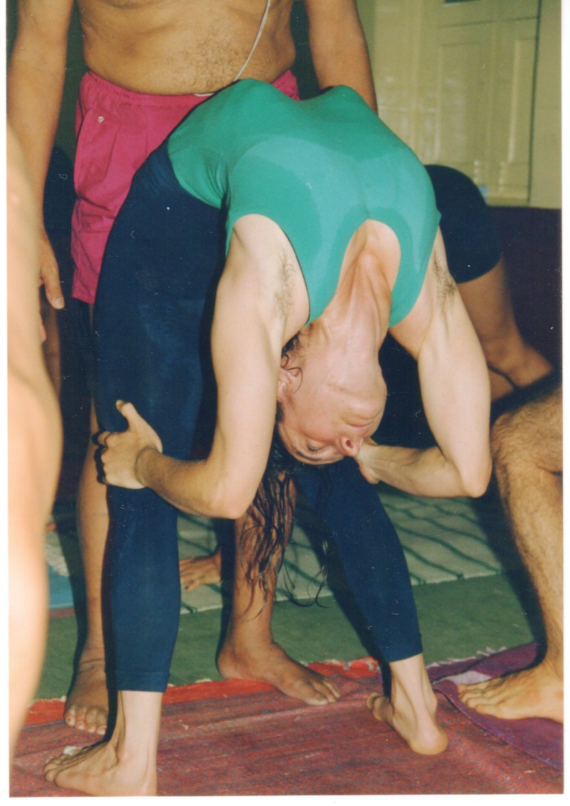 Yoga và những mặt tối không phải ai cũng nhận ra: Những đụng chạm khiếm nhã từ giáo viên khiến người thực hành phải "đỏ mặt" - Ảnh 2. Yoga và những mặt tối không phải ai cũng nhận ra: Những đụng chạm khiếm nhã từ giáo viên khiến người thực hành phải "đỏ mặt" - Ảnh 2.