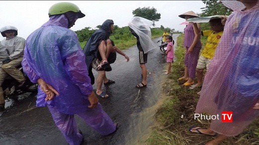 Di phuot thay nguoi bi nan, giup the nao cho dung? hinh anh 2 