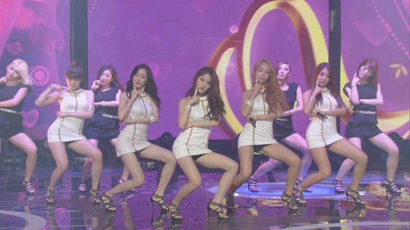 Nhung ca khuc suyt bi cam vi co dong tac vu dao kheu goi hinh anh 8 tahiti_love_sick_2013_08_02_kbs_music_bank1.jpg