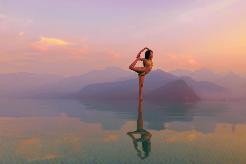 Bộ ảnh tập Yoga vòng quanh thế giới tuyệt đẹp, danh tính của nhân vật chính còn gây bất ngờ hơn - Ảnh 2. Bộ ảnh tập Yoga vòng quanh thế giới tuyệt đẹp, danh tính của nhân vật chính còn gây bất ngờ hơn - Ảnh 2.