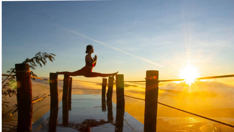 Bộ ảnh tập Yoga vòng quanh thế giới tuyệt đẹp, danh tính của nhân vật chính còn gây bất ngờ hơn - Ảnh 3. Bộ ảnh tập Yoga vòng quanh thế giới tuyệt đẹp, danh tính của nhân vật chính còn gây bất ngờ hơn - Ảnh 3.