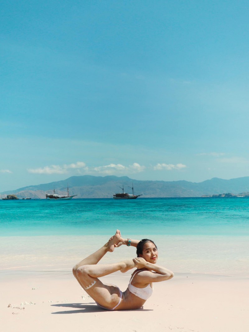 Bộ ảnh tập Yoga vòng quanh thế giới tuyệt đẹp, danh tính của nhân vật chính còn gây bất ngờ hơn - Ảnh 5. Bộ ảnh tập Yoga vòng quanh thế giới tuyệt đẹp, danh tính của nhân vật chính còn gây bất ngờ hơn - Ảnh 5.