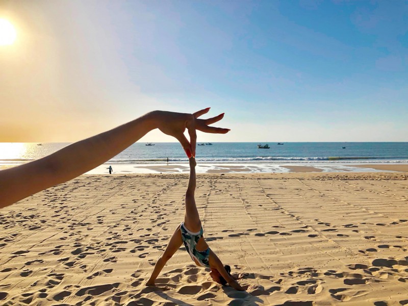 Bộ ảnh tập Yoga vòng quanh thế giới tuyệt đẹp, danh tính của nhân vật chính còn gây bất ngờ hơn - Ảnh 7. Bộ ảnh tập Yoga vòng quanh thế giới tuyệt đẹp, danh tính của nhân vật chính còn gây bất ngờ hơn - Ảnh 7.