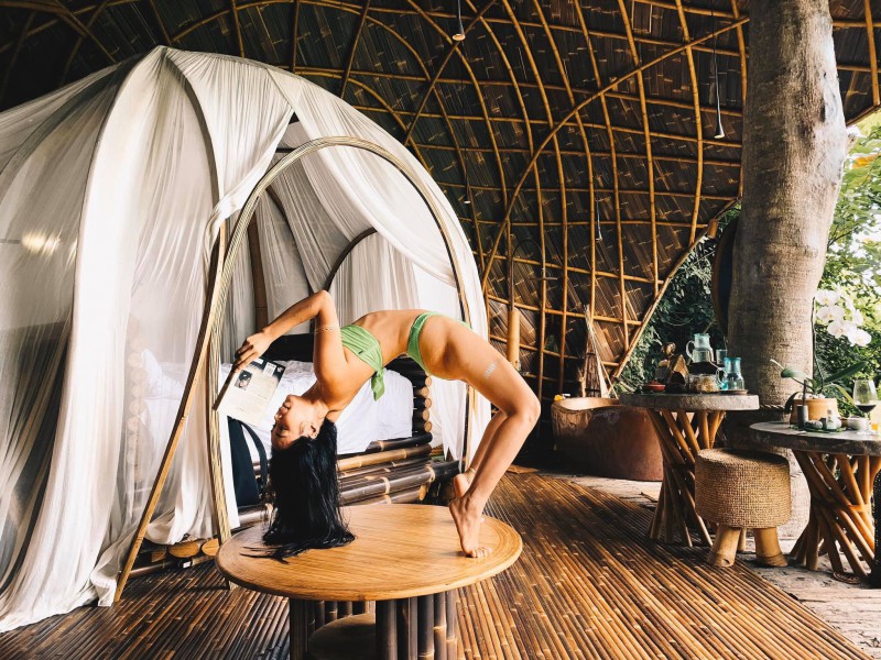 Bộ ảnh tập Yoga vòng quanh thế giới tuyệt đẹp, danh tính của nhân vật chính còn gây bất ngờ hơn - Ảnh 11. Bộ ảnh tập Yoga vòng quanh thế giới tuyệt đẹp, danh tính của nhân vật chính còn gây bất ngờ hơn - Ảnh 11.