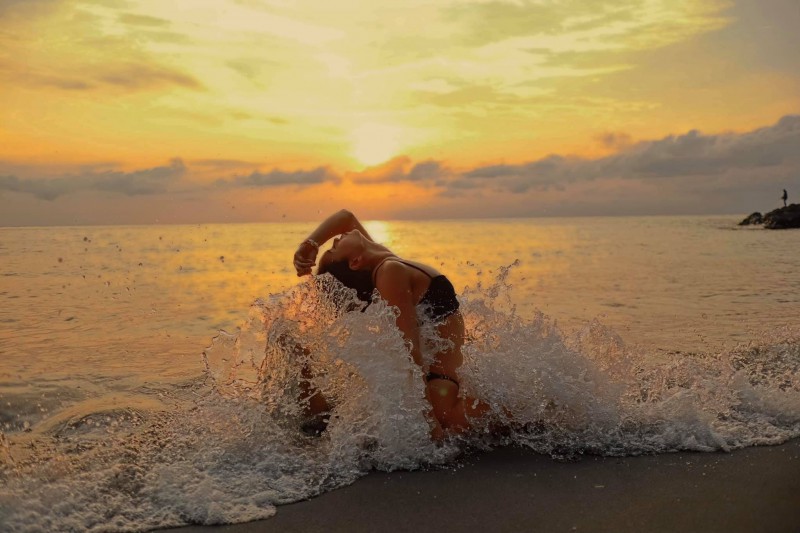 Bộ ảnh tập Yoga vòng quanh thế giới tuyệt đẹp, danh tính của nhân vật chính còn gây bất ngờ hơn - Ảnh 12. Bộ ảnh tập Yoga vòng quanh thế giới tuyệt đẹp, danh tính của nhân vật chính còn gây bất ngờ hơn - Ảnh 12.