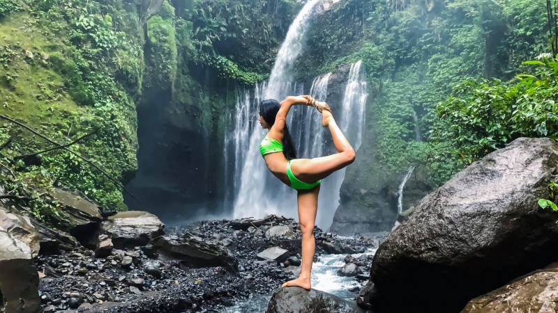 Bộ ảnh tập Yoga vòng quanh thế giới tuyệt đẹp, danh tính của nhân vật chính còn gây bất ngờ hơn - Ảnh 9. Bộ ảnh tập Yoga vòng quanh thế giới tuyệt đẹp, danh tính của nhân vật chính còn gây bất ngờ hơn - Ảnh 9.