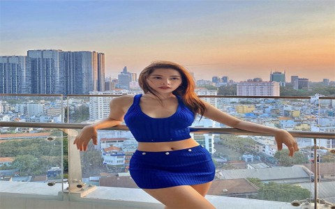 3 kiểu áo thun ôm được sao Việt ưa chuộng