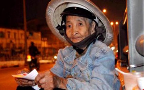 "Nghỉ bán vé số... rồi họ lấy gì nuôi bản thân, nuôi gia đình!?"