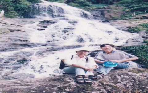 Chuyện tình cặp đôi ‘chung bàn, chung lớp’ nay ‘chung nhà, chung cơ quan’