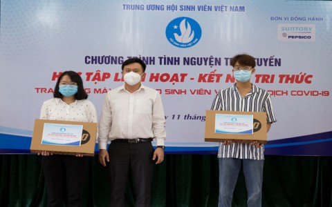 Trao ước mơ đến những sinh viên nghèo vùng tâm dịch COVID-19
