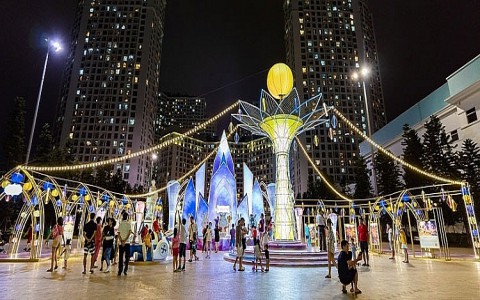 Ngắm đèn lồng hoa đăng khổng lồ, tận hưởng không gian Trung thu rực rỡ sắc màu ở Vincom