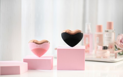 Máy rửa mặt Laco Luxury: thiết kế trái tim tối ưu hiệu quả rửa mặt