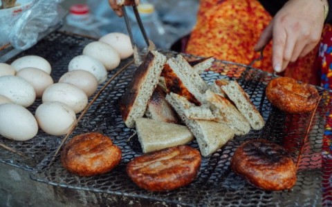 Bánh tam giác mạch thức bánh làm từ loài hoa nổi tiếng nơi cao nguyên đá Hà Giang