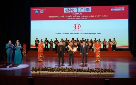 CÔNG TY TNHH SX TM ĐẠT BÌNH VINH DỰ ĐẠT TOP 10 THƯƠNG HIỆU NỔI TIẾNG HÀNG ĐẦU VIỆT NAM