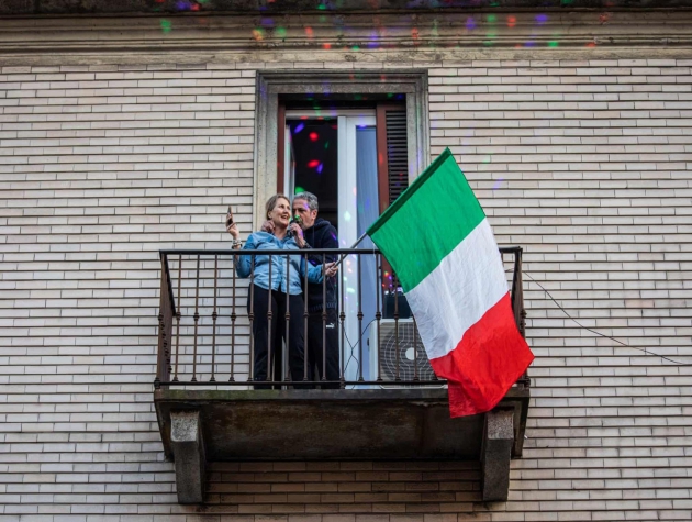 Quên dịch bệnh đi... đây là cách người dân châu Âu "đón nhận" đại dịch Covid-19