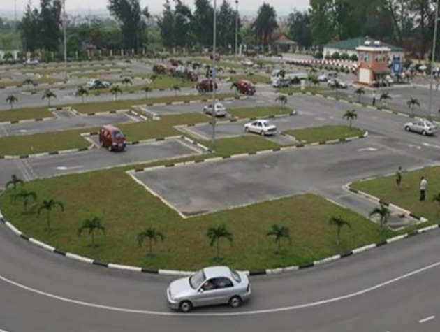 Thi bằng lái xe ô tô 2020: 100 giờ học, 30 triệu học phí và 600 câu hỏi